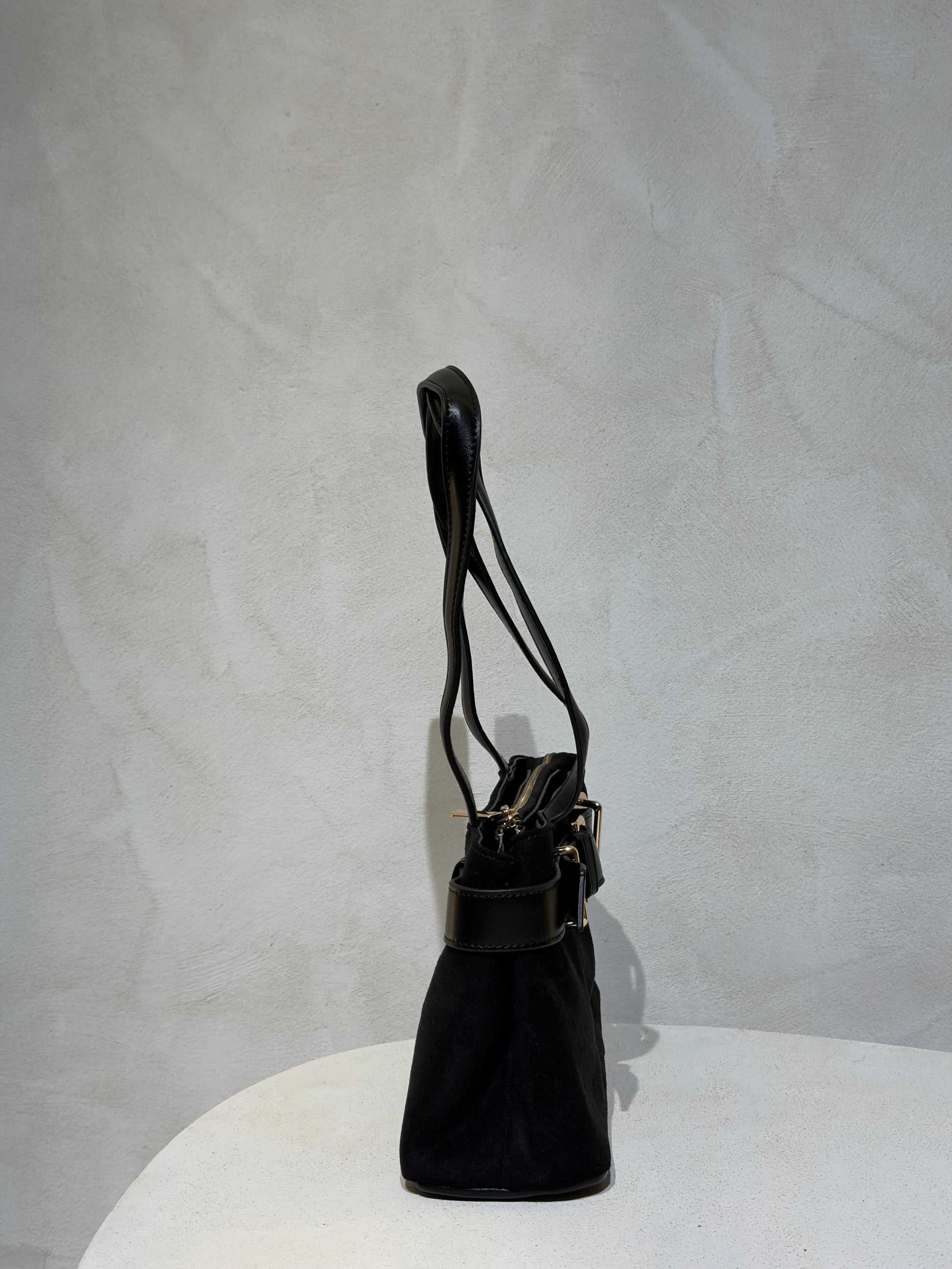 Découvrez le Sac à main Beli, l'accessoire incontournable qui allie élégance et sophistication. Confectionné en daim doux et velouté, ce petit sac à main séduira les femmes en quête de style. Sa ceinture en cuir véritable apporte une touche de classe intemporelle, tandis que les anses en cuir premium garantissent confort et durabilité. Parfait pour vos sorties en ville ou vos occasions spéciales, ce sac combine texture raffinée et design épuré. Un investissement mode qui transcende les tendances.