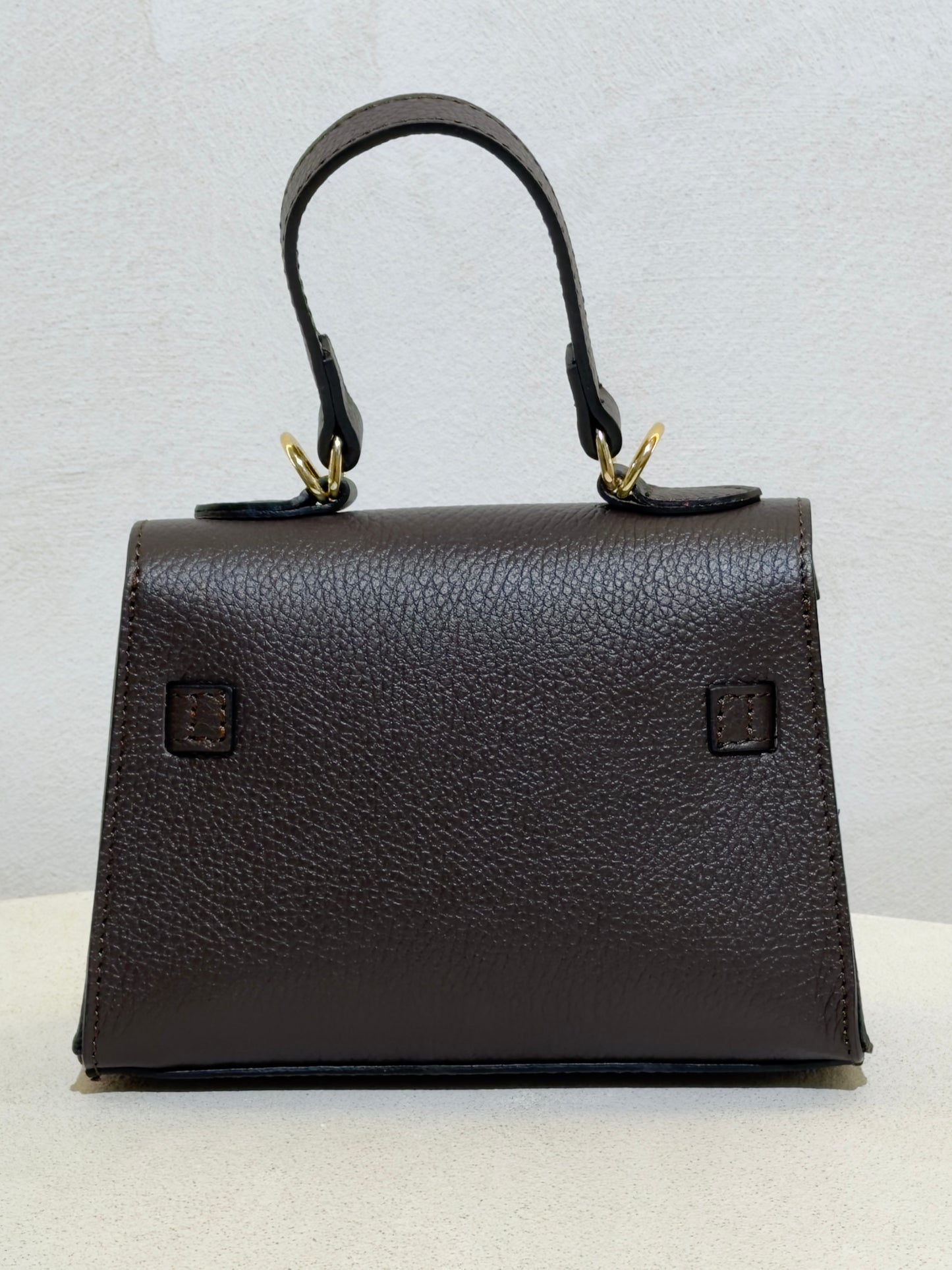 Découvrez le Sac à main Beli, l'accessoire incontournable qui allie élégance et sophistication. Confectionné en daim doux et velouté, ce petit sac à main séduira les femmes en quête de style. Sa ceinture en cuir véritable apporte une touche de classe intemporelle, tandis que les anses en cuir premium garantissent confort et durabilité. Parfait pour vos sorties en ville ou vos occasions spéciales, ce sac combine texture raffinée et design épuré. Un investissement mode qui transcende les tendances.