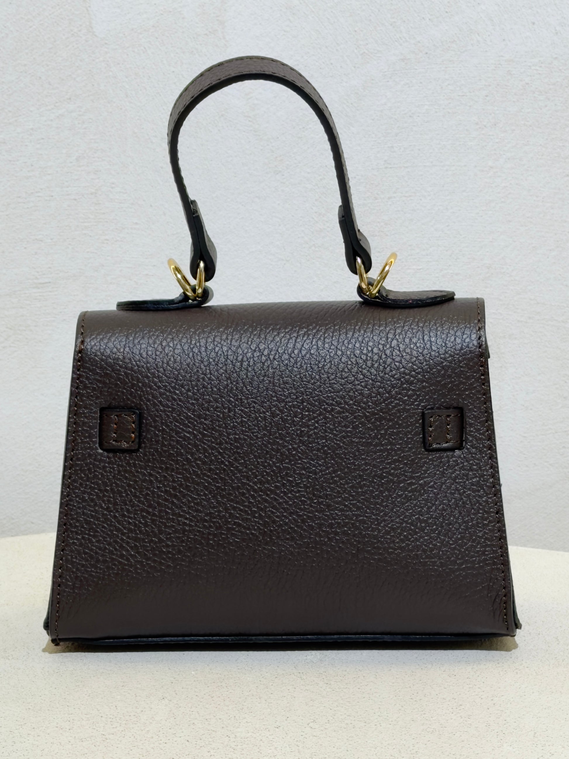 Découvrez le Sac à main Beli, l'accessoire incontournable qui allie élégance et sophistication. Confectionné en daim doux et velouté, ce petit sac à main séduira les femmes en quête de style. Sa ceinture en cuir véritable apporte une touche de classe intemporelle, tandis que les anses en cuir premium garantissent confort et durabilité. Parfait pour vos sorties en ville ou vos occasions spéciales, ce sac combine texture raffinée et design épuré. Un investissement mode qui transcende les tendances.