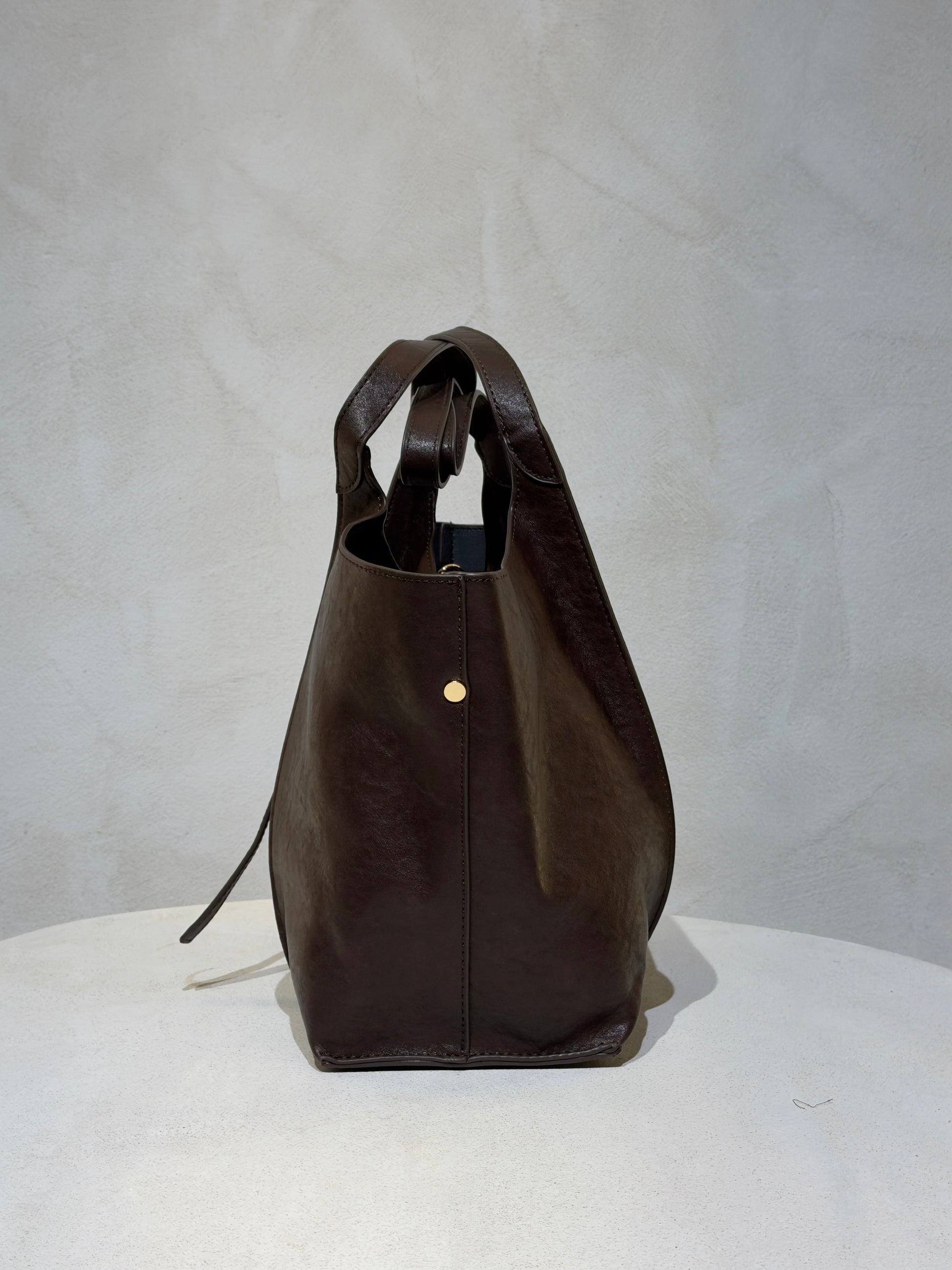 Le sac à main Hadra allie élégance et tendance avec son cuir façon Hermès aux teintes noire, marron et camel. Son design raffiné et ses détails minutieux en font un accessoire classe, parfait pour rehausser votre style. Polyvalent, il peut se porter avec ou sans bandoulière, s’adaptant à toutes vos envies. Adoptez une allure chic et moderne grâce à ce sac incontournable de la saison.