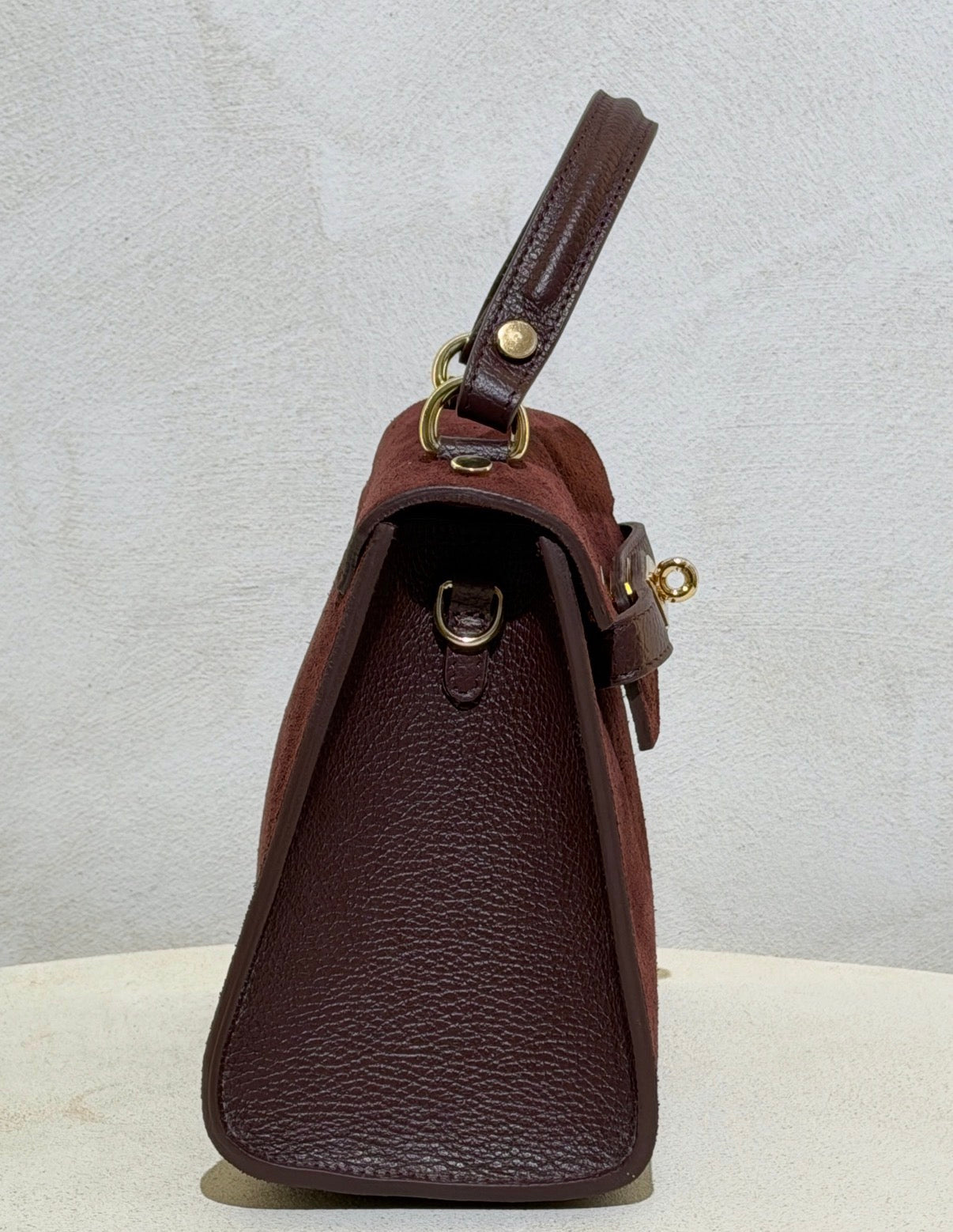 Découvrez l'élégance intemporelle avec ce sac à main d'exception. Confectionné en daim premium, il incarne le raffinement avec ses lignes épurées inspirées des plus grands classiques de la maroquinerie. Sa structure impeccable et sa matière noble en font un accessoire de prestige qui sublimera vos tenues les plus sophistiquées. Un investissement incontournable pour celles qui ne font aucun compromis sur la qualité et le style.