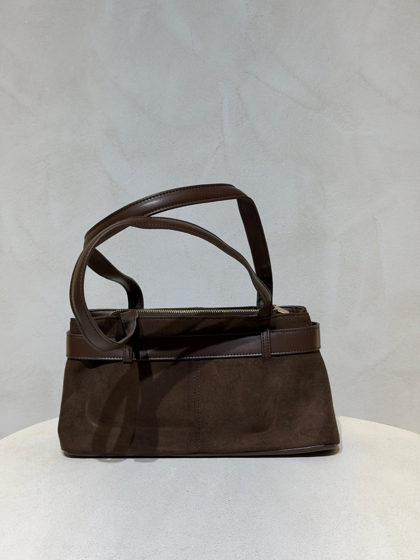 Découvrez le Sac à main Beli, l'accessoire incontournable qui allie élégance et sophistication. Confectionné en daim doux et velouté, ce petit sac à main séduira les femmes en quête de style. Sa ceinture en cuir véritable apporte une touche de classe intemporelle, tandis que les anses en cuir premium garantissent confort et durabilité. Parfait pour vos sorties en ville ou vos occasions spéciales, ce sac combine texture raffinée et design épuré. Un investissement mode qui transcende les tendances.