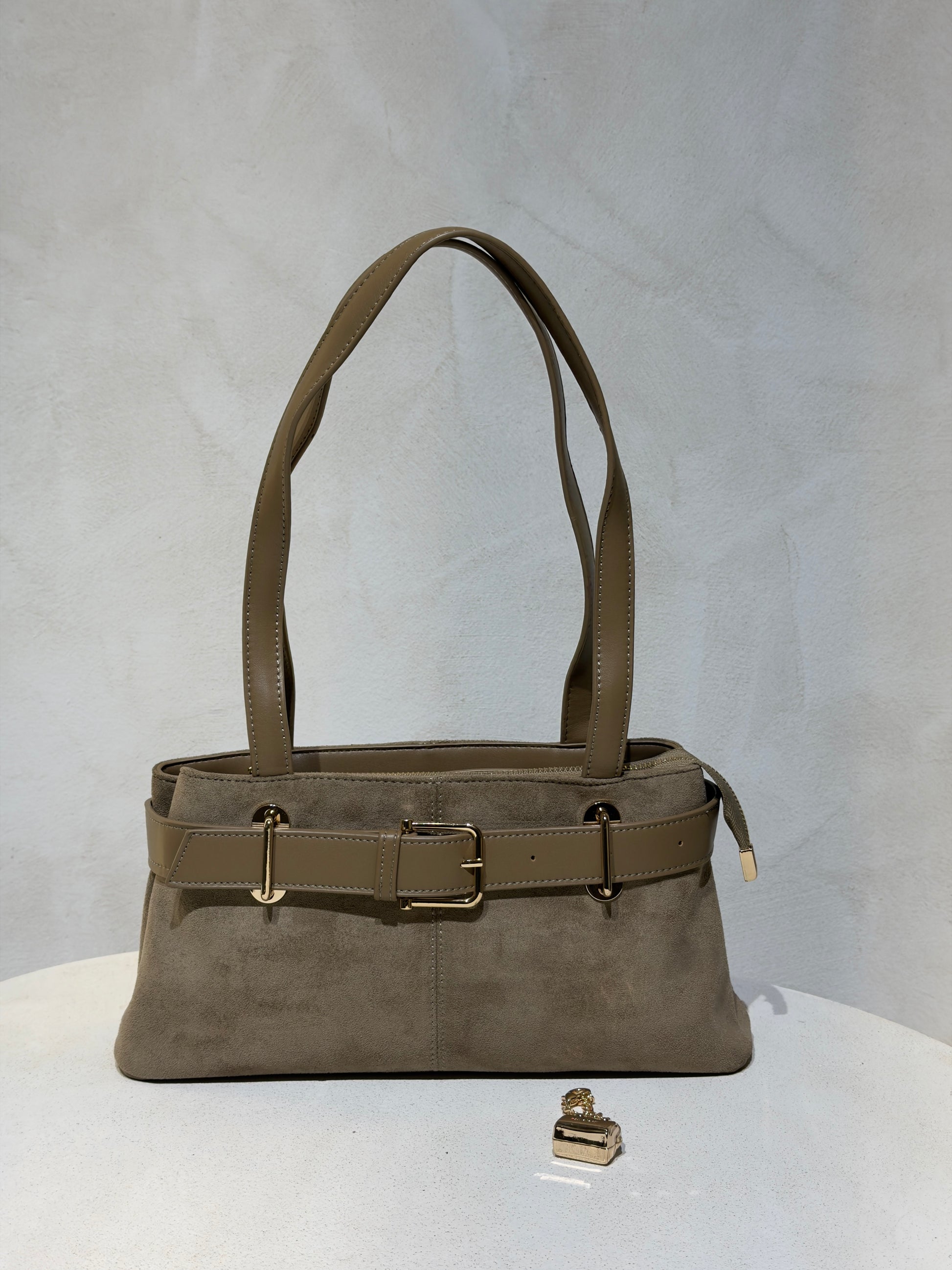 Découvrez le Sac à main Beli, l'accessoire incontournable qui allie élégance et sophistication. Confectionné en daim doux et velouté, ce petit sac à main séduira les femmes en quête de style. Sa ceinture en cuir véritable apporte une touche de classe intemporelle, tandis que les anses en cuir premium garantissent confort et durabilité. Parfait pour vos sorties en ville ou vos occasions spéciales, ce sac combine texture raffinée et design épuré. Un investissement mode qui transcende les tendances.