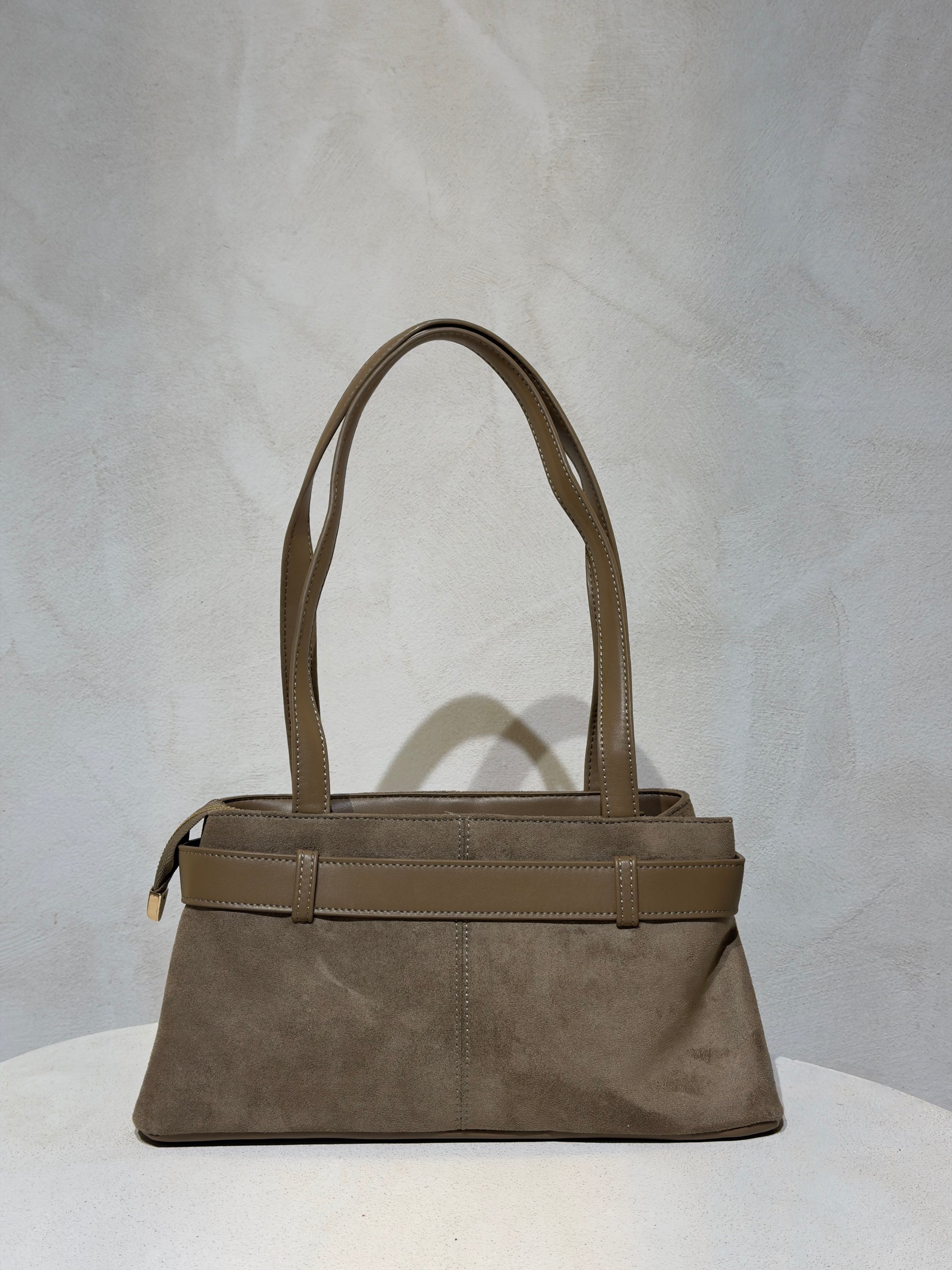Découvrez le Sac à main Beli, l'accessoire incontournable qui allie élégance et sophistication. Confectionné en daim doux et velouté, ce petit sac à main séduira les femmes en quête de style. Sa ceinture en cuir véritable apporte une touche de classe intemporelle, tandis que les anses en cuir premium garantissent confort et durabilité. Parfait pour vos sorties en ville ou vos occasions spéciales, ce sac combine texture raffinée et design épuré. Un investissement mode qui transcende les tendances.