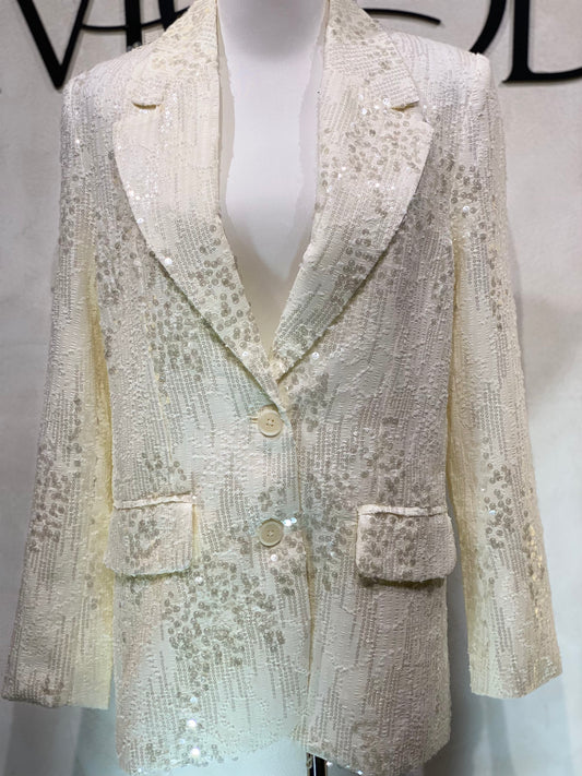 Le blazer Mira en blanc nacré, richement recouvert de paillettes, offre une silhouette élégante sublimée par sa coupe sophistiquée. Doté de deux boutons, il incarne la pièce idéale pour rehausser vos tenues lors d’événements, alliant raffinement et modernité pour une allure impeccable. Moodbxl.com