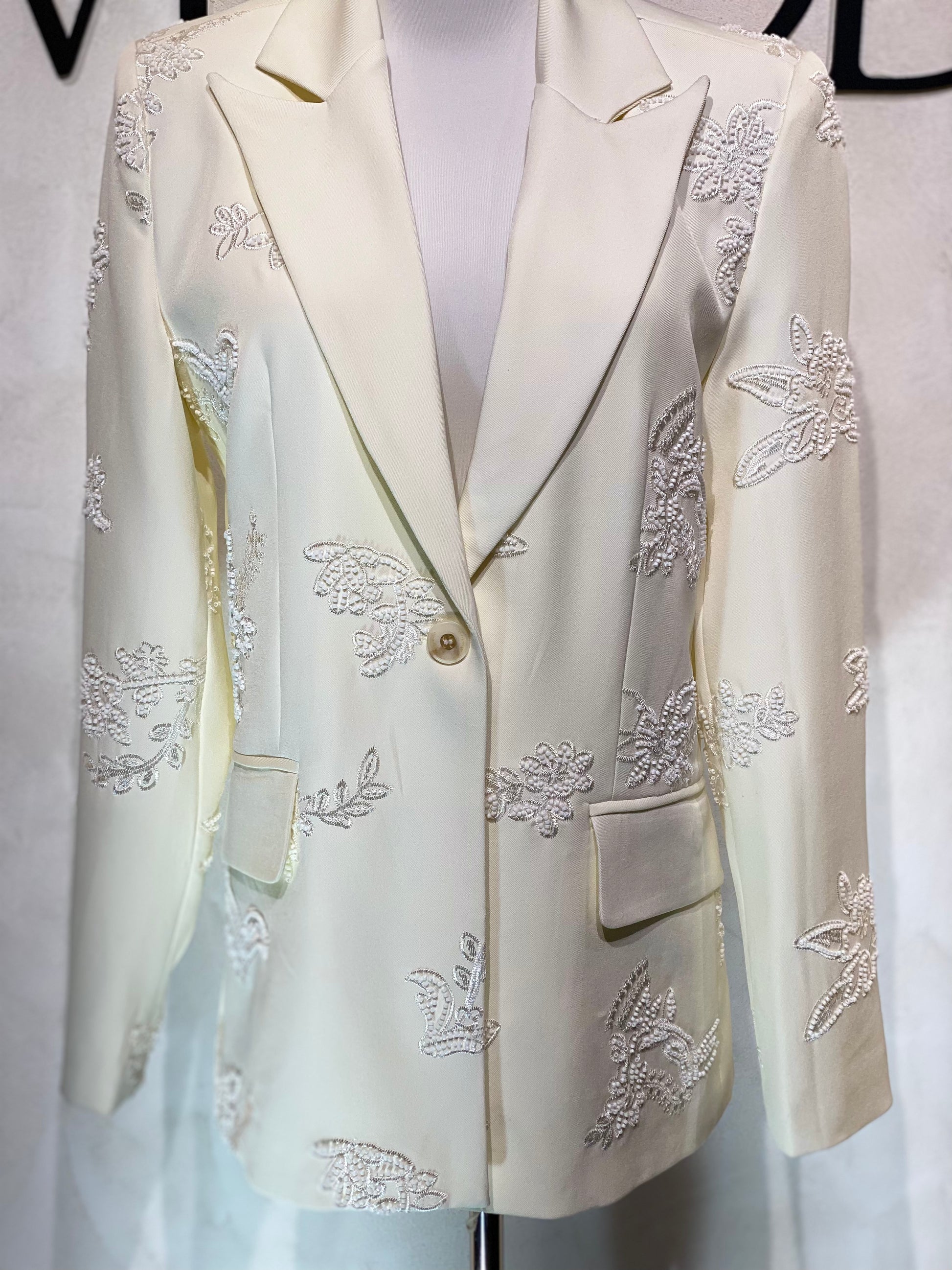 Découvrez la veste perlée Amira, un blazer blanc cassé d'exception orné de perles blanches de haute qualité. Son unique bouton apporte une touche d’élégance raffinée, parfaite pour sublimer vos tenues lors d’événements prestigieux. Cette pièce allie sophistication et style intemporel, garantissant une allure distinguée en toutes circonstances.