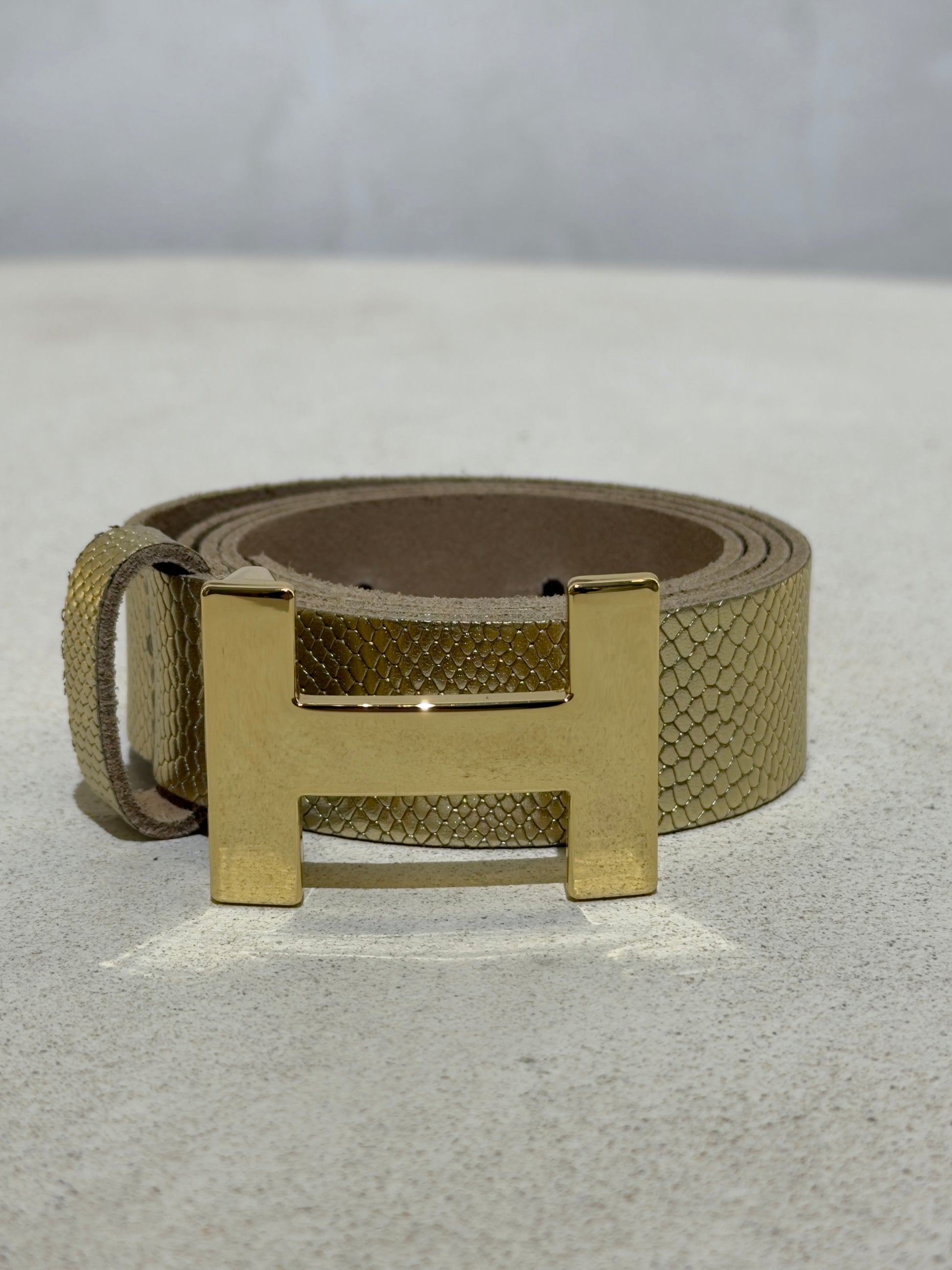 Découvrez l'élégance intemporelle avec cette ceinture H en véritable cuir italien. Inspirée par les codes de luxe des plus grandes maisons, elle allie sophistication et qualité exceptionnelle. Le cuir premium offre une durabilité remarquable tandis que la boucle H signature apporte une touche de prestige à chaque tenue. Parfait pour sublimer vos looks au quotidien ou en occasion spéciale, cet accessoire devient rapidement un incontournable de votre garde-robe.